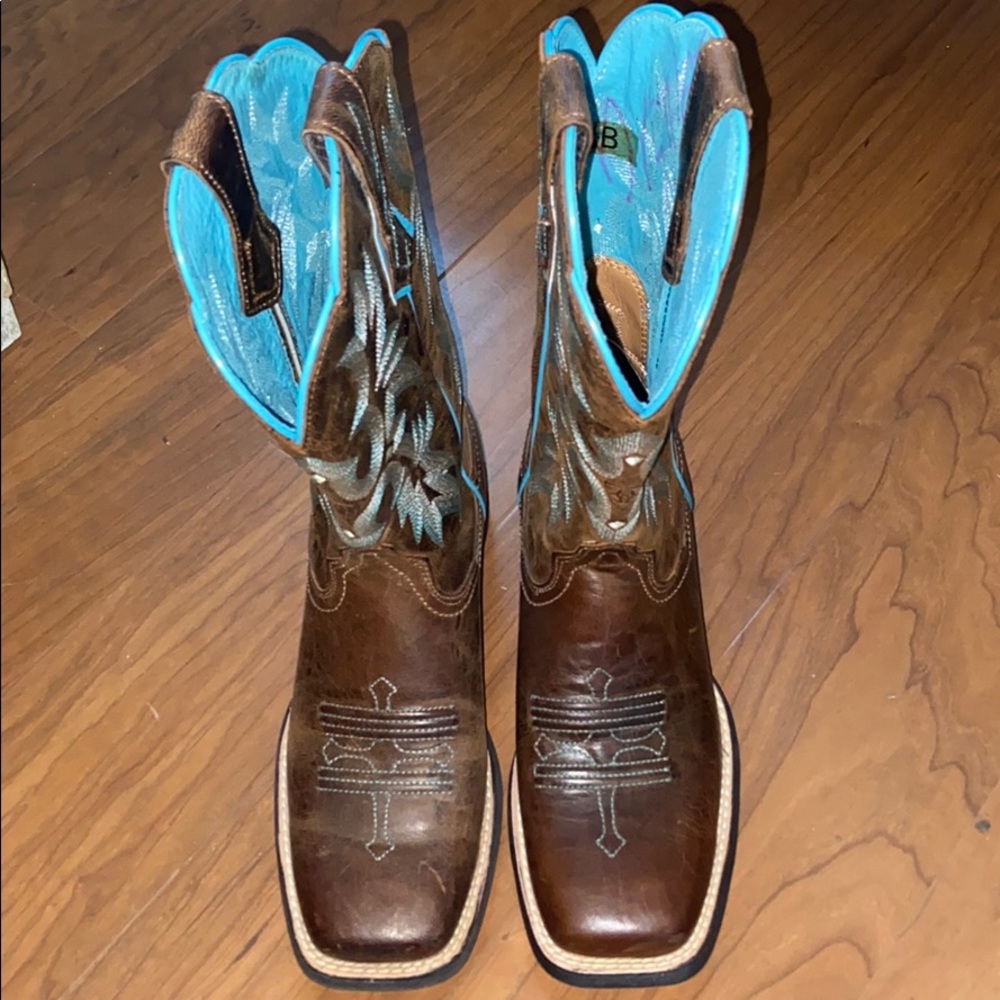 Cowgirl boots ariat square toe ‼️(never worn)‼️